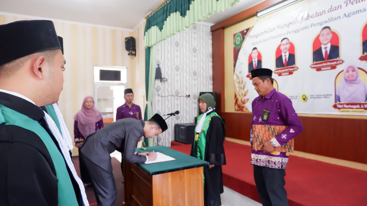 Pelantikan dan Pengambilan Sumpah Jabatan Harvinas, S.H. sebagai Panitera Pengganti PA Krui di Liwa