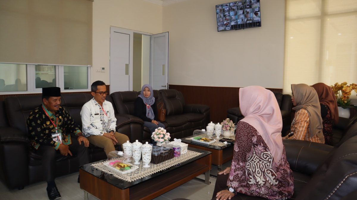 Penyerahan Mahasiswa Praktik Peradilan Semu (PPs) Universitas Islam Negeri Raden Intan Lampung