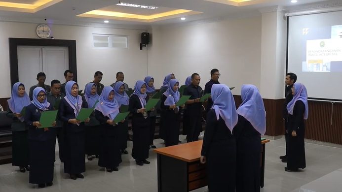 Songsong Tahun Baru 2024 Dengan Semangat Berintegritas, Seluruh Aparatur PA Gedong Tataan Laksanakan Penandatangan Pakta Integritas